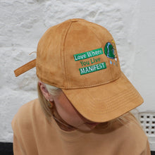 Load image into Gallery viewer, Sued Embroidered Cap Manifet
